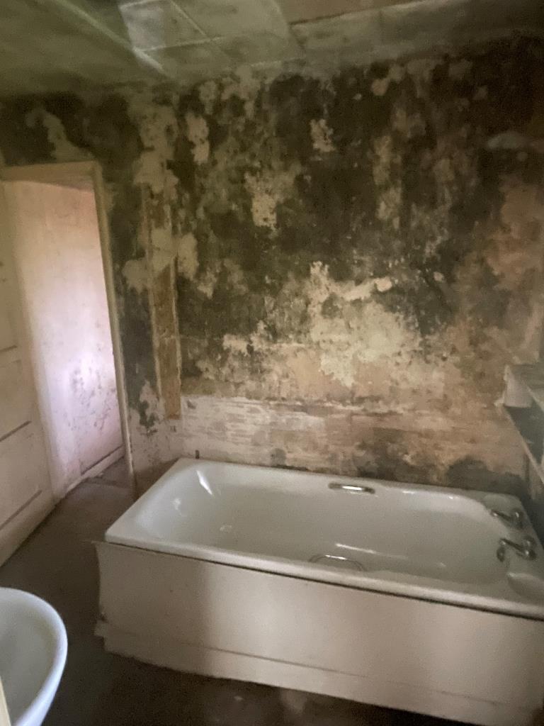 Lot: 40 - TERRACED PROPERTY FOR IMPROVEMENT - Bathroom
